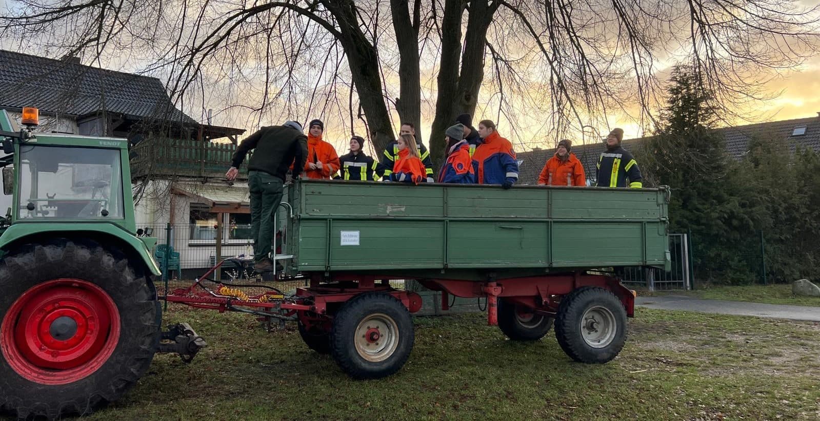 Einsammeln der Weihnachtsbäume